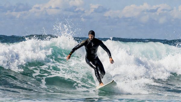 Top cagoules de surf pour conquérir les vagues avec style